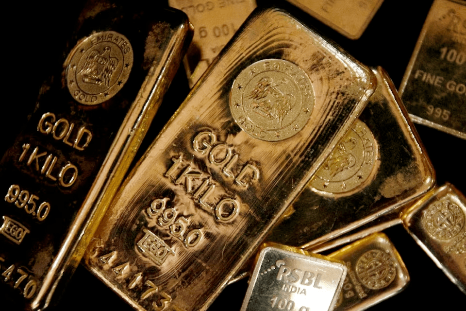 انخفاض الذهب مع ارتفاع الدولار وتراجع توقعات خفض الفائدة الأميركية