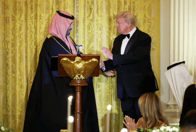 بن سلمان يمازح المراهنين في البيت الأبيض: “أعتذر عن خسارتكم!”