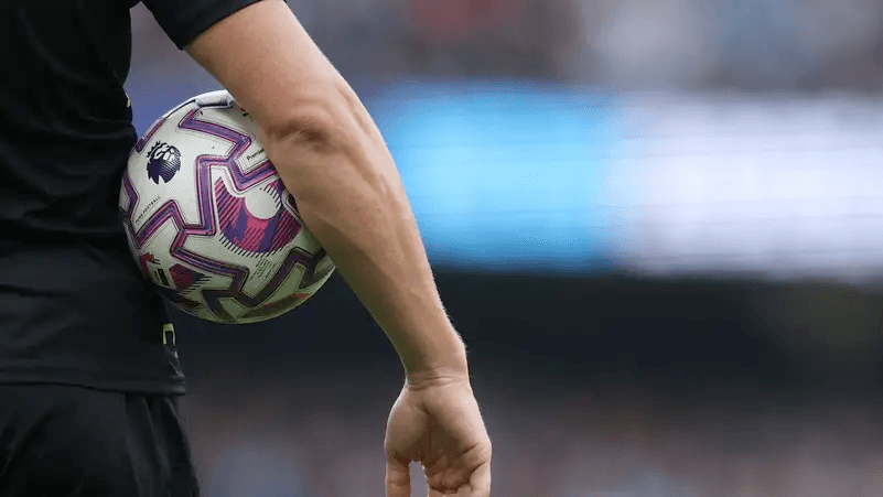 وكيل لاعبين يهدد نجم الدوري الإنجليزي بمسدس