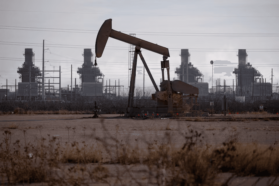 أسعار النفط تهبط وسط مخاوف تخمة المعروض وترقب محادثات أوكرانيا