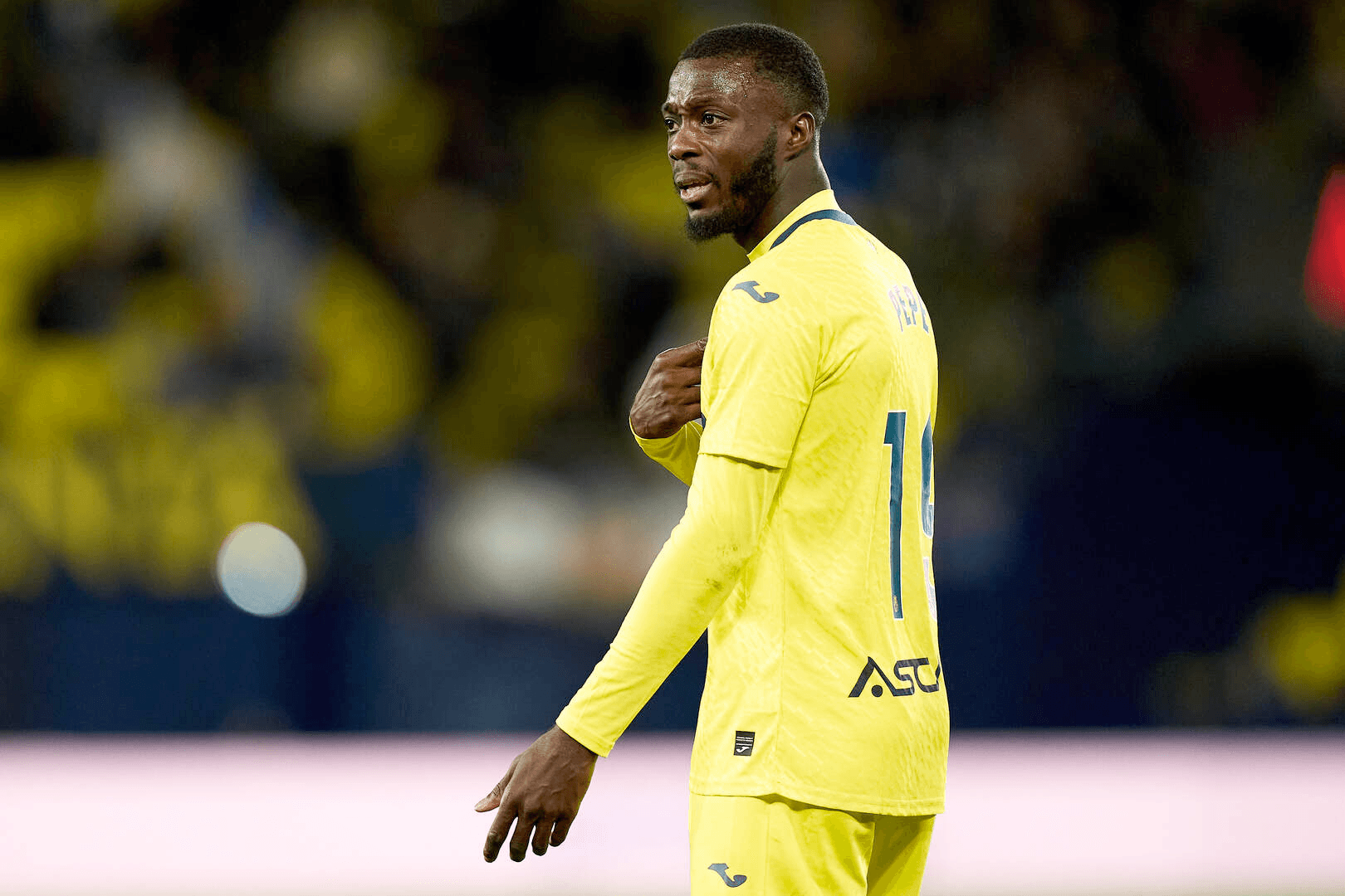 أنباء عن نية لاعبٍ شهيرٍ الزواجَ من ممثلةٍ إباحيةٍ تشعل مواقع التواصل