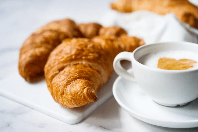 لعشاق الكرواسان.. كيف يؤثر تناولها على مستوى السكر في الدم؟