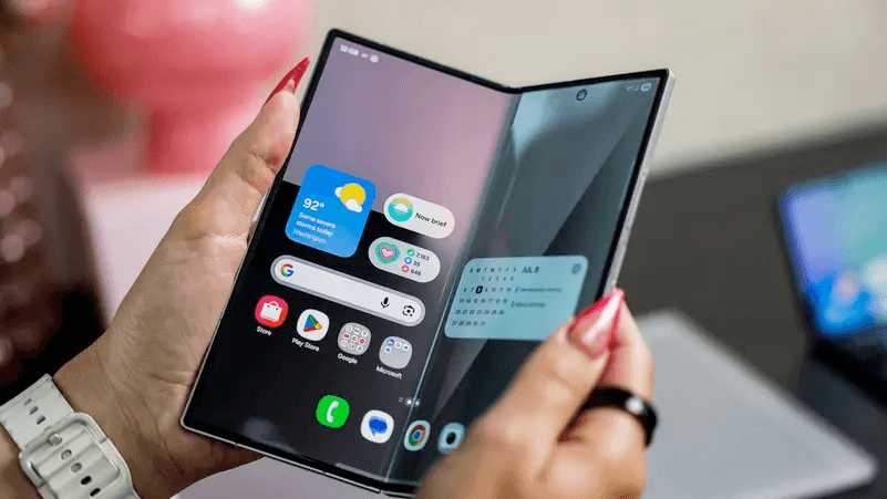 سامسونغ تطلق “Galaxy Tri-fold” بسعر أقل من المتوقع