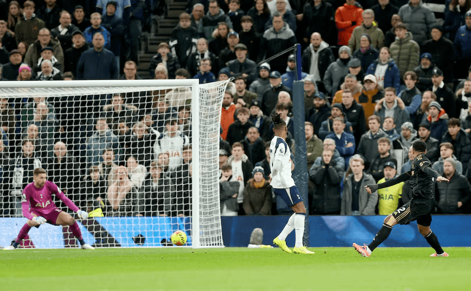 فولهام يقلب الطاولة على توتنهام ويحقق فوزه الأول خارج أرضه