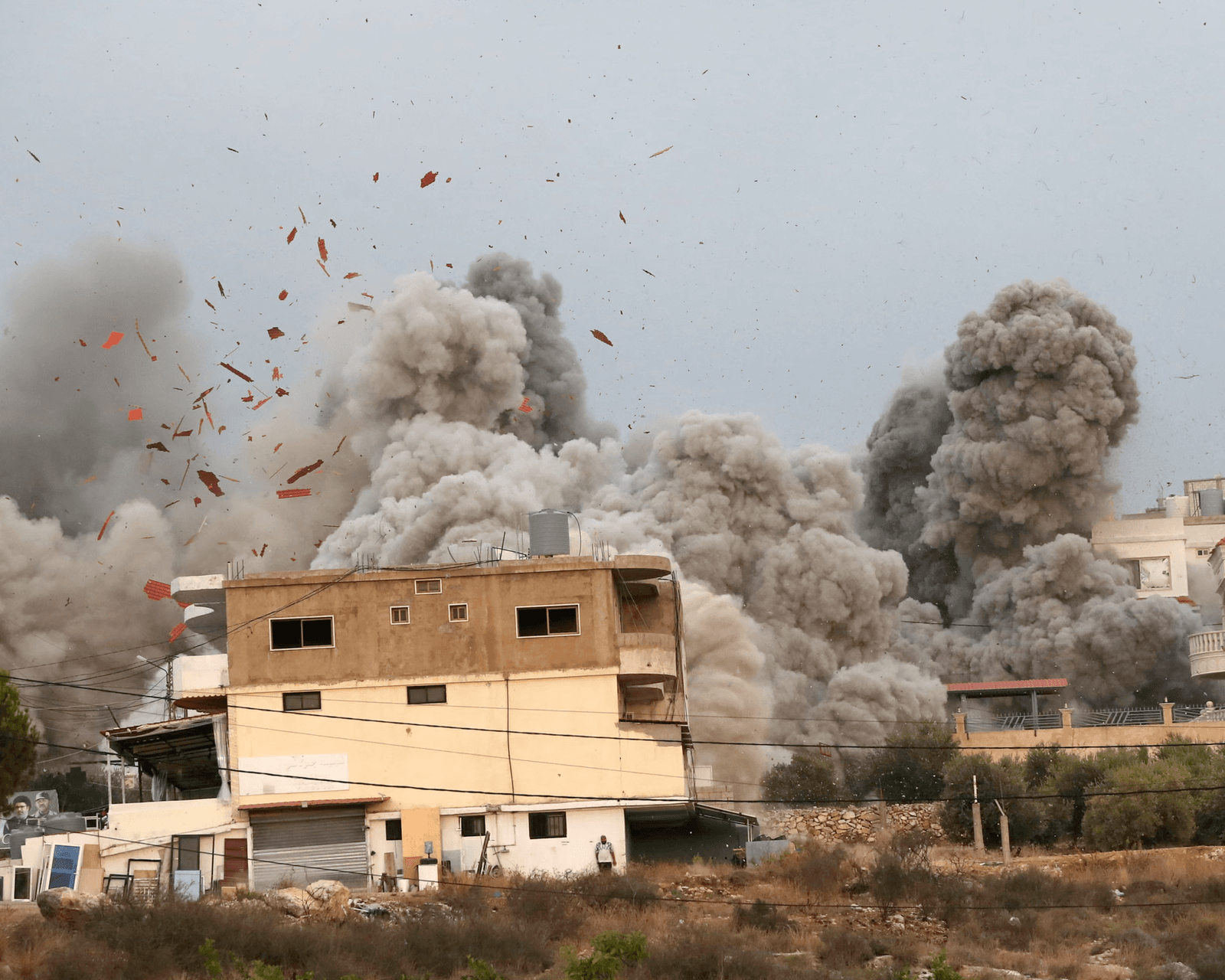 من يدفع الثمن؟ إسرائيل تشن غارات على جنوب لبنان: صراع أمني وسياسي