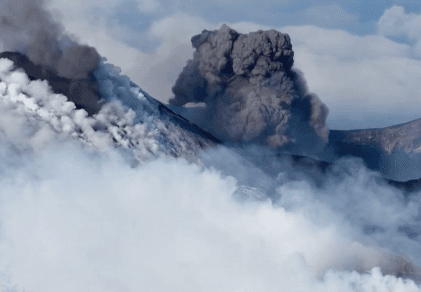 بالفيديو: ثوران إتنا المهيب يغطّي سماء كاتانيا بالحمم والرماد وسط الثلوج