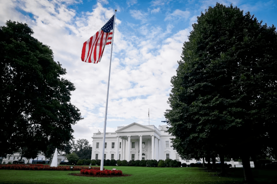 ترامب يفرض حظر سفر كامل على 7 دول بينها سوريا اعتبارًا من يناير 2026