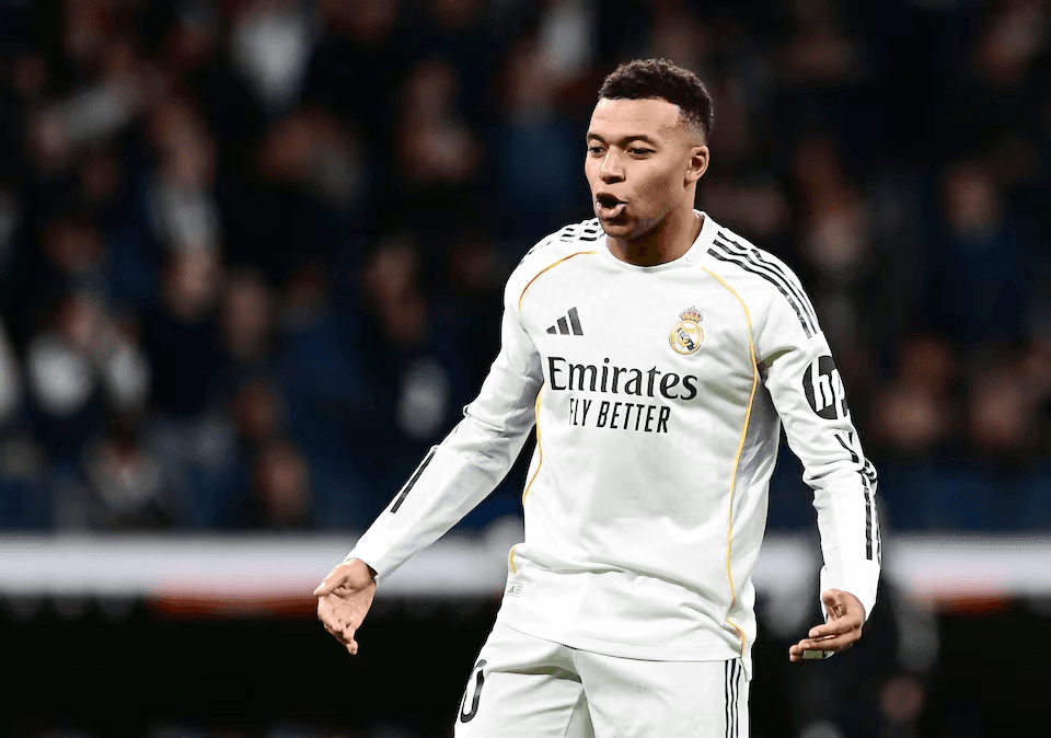 مبابي يعادل رقم رونالدو القياسي: الفرنسي يسطع في فوز ريال مدريد على إشبيلية