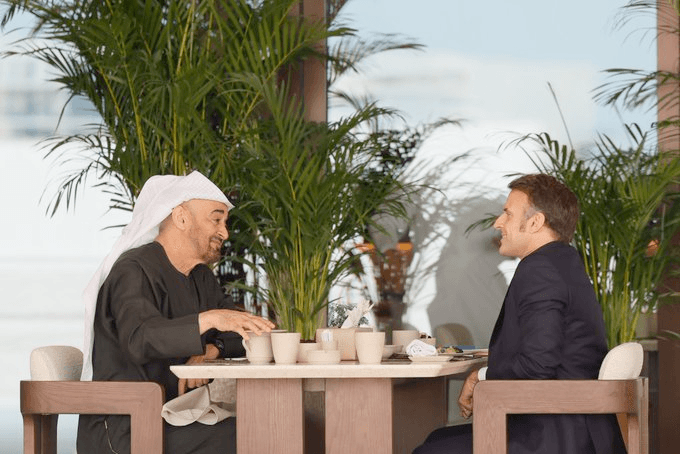 زيارة ماكرون لأبوظبي تعزز النفوذ الفرنسي في الخليج