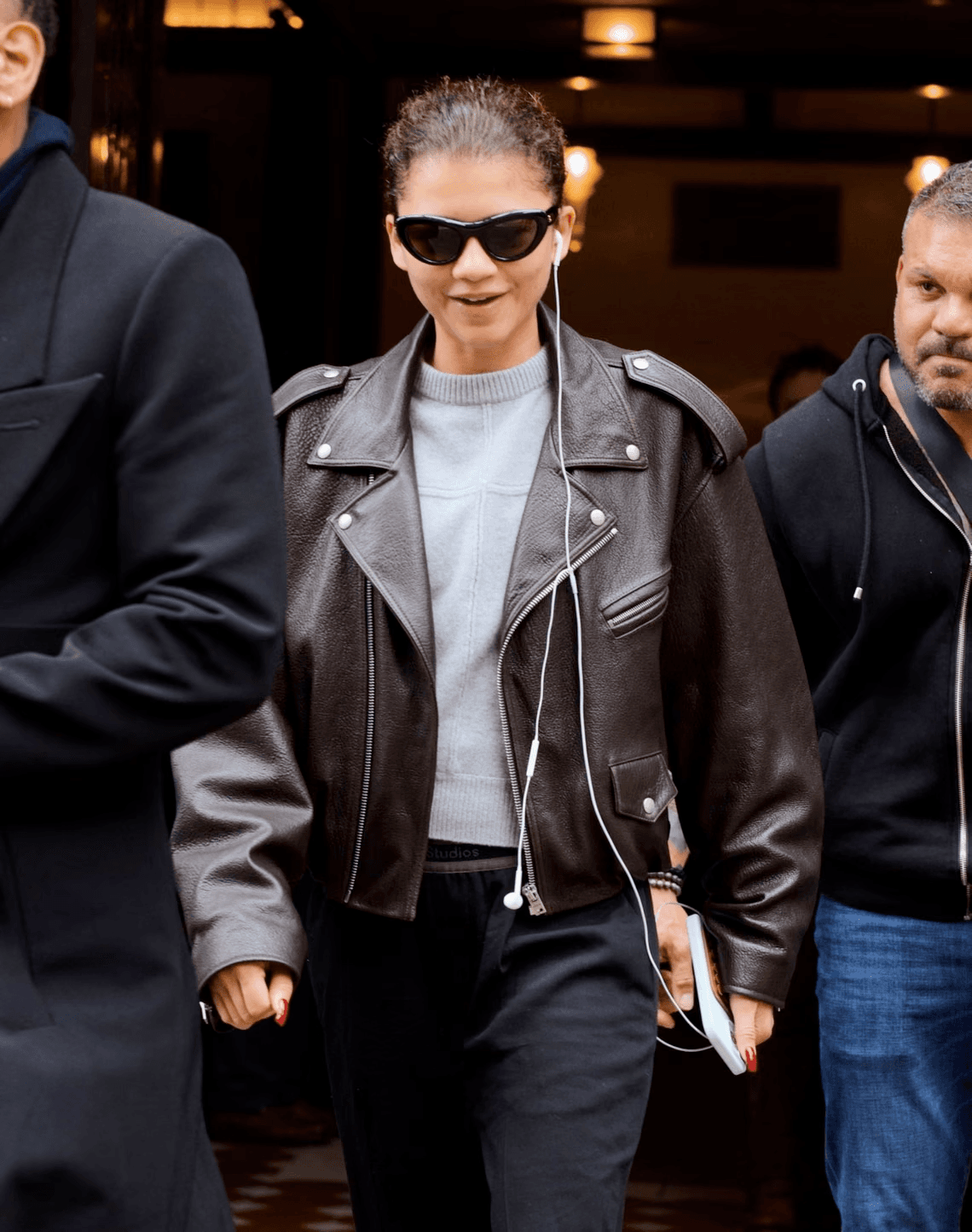 وداعاً للبلوتوث: سماعات الرأس السلكية تعود فجأة وتسيطر على الموضة وجودة الصوت