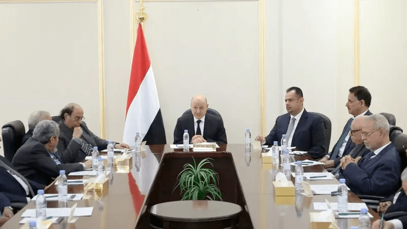 العليمي يحذر: ما يجري في حضرموت ليس سياسة بل فرض أمر واقع بالقوة