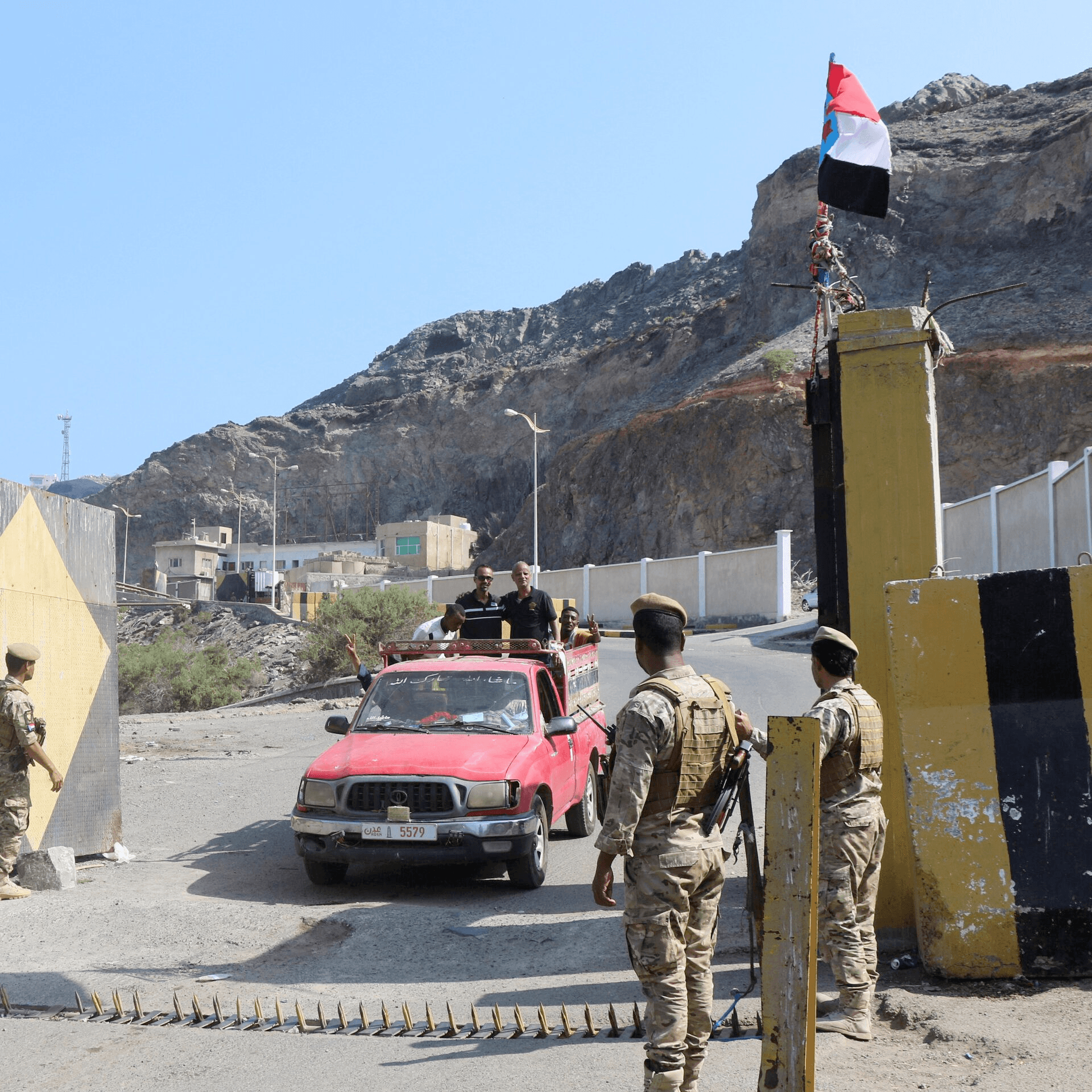 إلى أين هرب عيدروس الزبيدي وماذا يعني للأزمة في جنوب اليمن؟