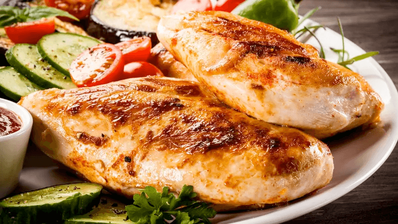 صدر الدجاج أم الديك الرومي؟ مقارنة صحية تحسم الجدل لصالح خيار واحد