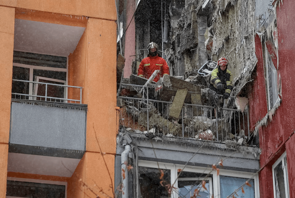 أوكرانيا تتهم روسيا بارتكاب جريمة حرب بصاروخ أوريشنيك وأوروبا تحذر