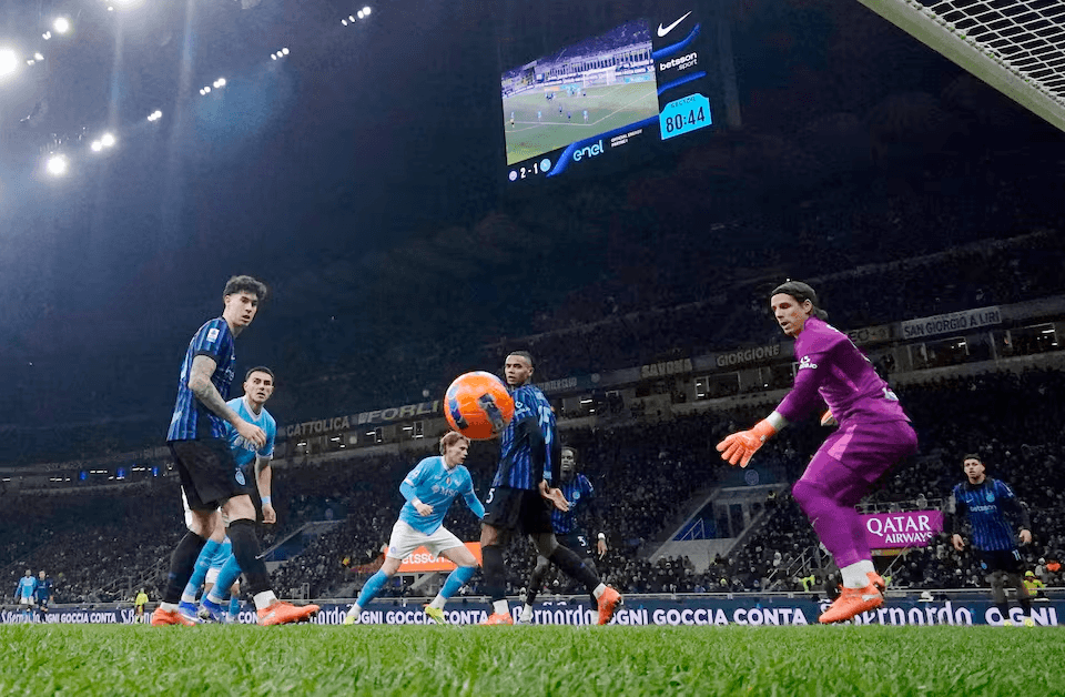 ثنائية مكتوميناي تُنقذ نابولي أمام إنتر في سان سيرو