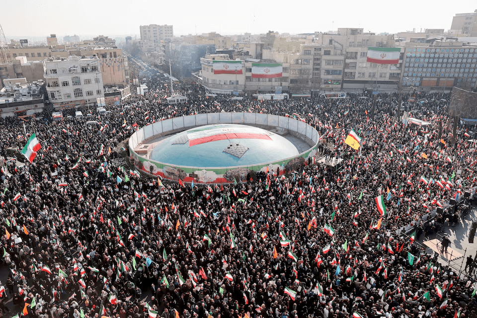 إيران تهدد وواشنطن تسحب قواتها… هل تنفجر المنطقة؟