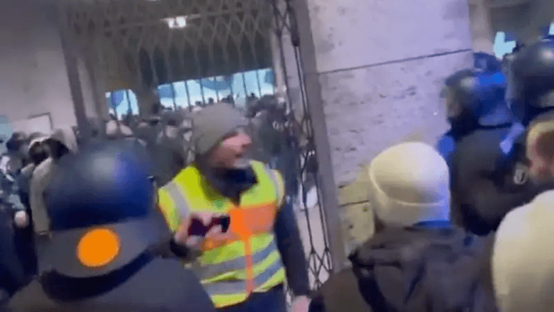 قصة الملعب تتحول إلى فوضى… أكثر من 50 إصابة في برلين