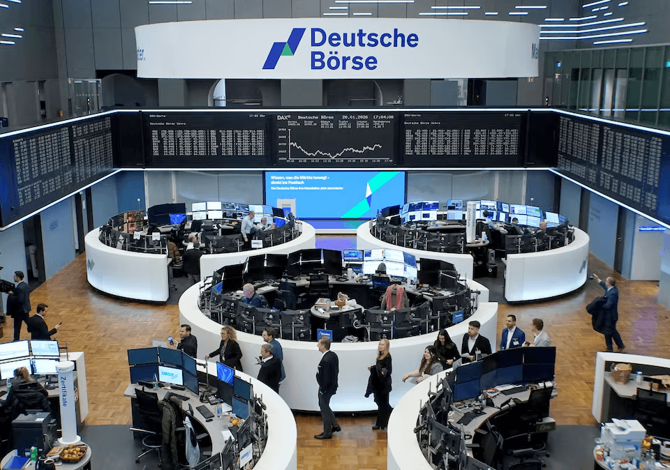 فرنسا تواجه ترامب والأسهم الأوروبية تتراجع بشدة