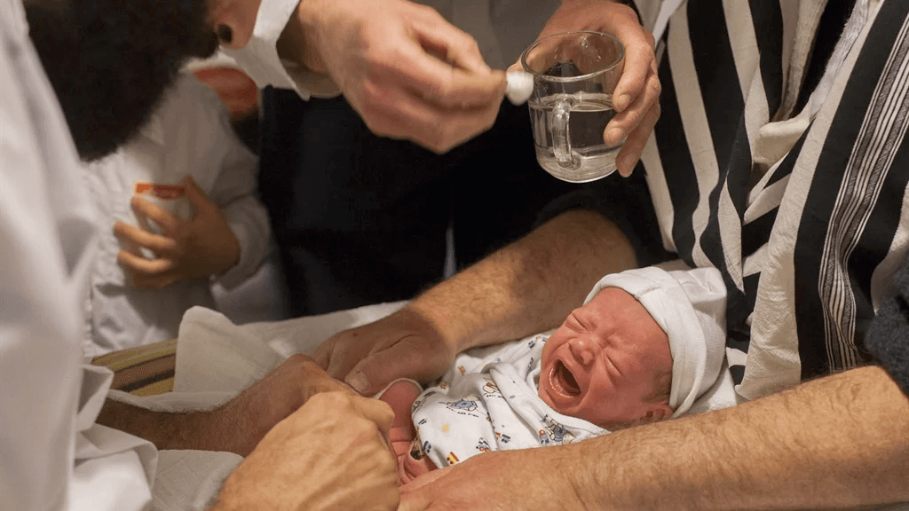 هل تتجه بريطانيا لمنع ختان الذكور؟