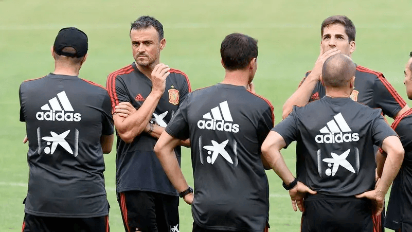 مورينو يرد على اتهامات استخدام “شات جي بي تي”: التكنولوجيا أداة وليست قراراً