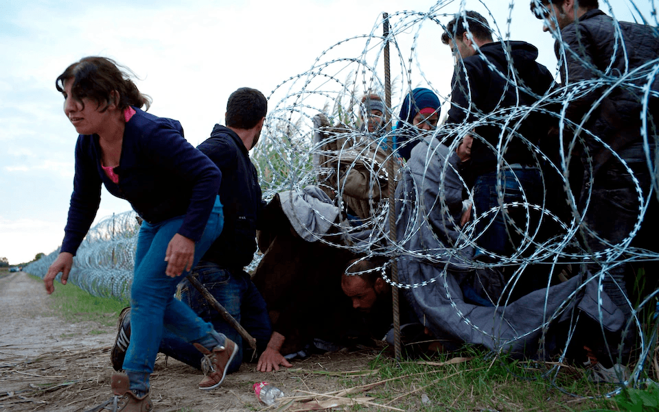 إغراءات مالية وقوانين جديدة: وسيلة أوروبية لطرد المهاجرين العرب