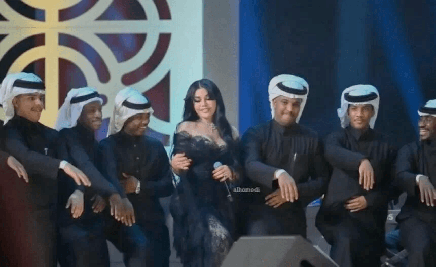 قبيلة سعودية تتبرأ من ابنها لرقصه مع هيفاء وهبي