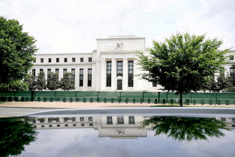 المركزي الأميركي يبقي الفائدة دون تغيير: ماذا يعني للمستثمرين والاقتصاد؟