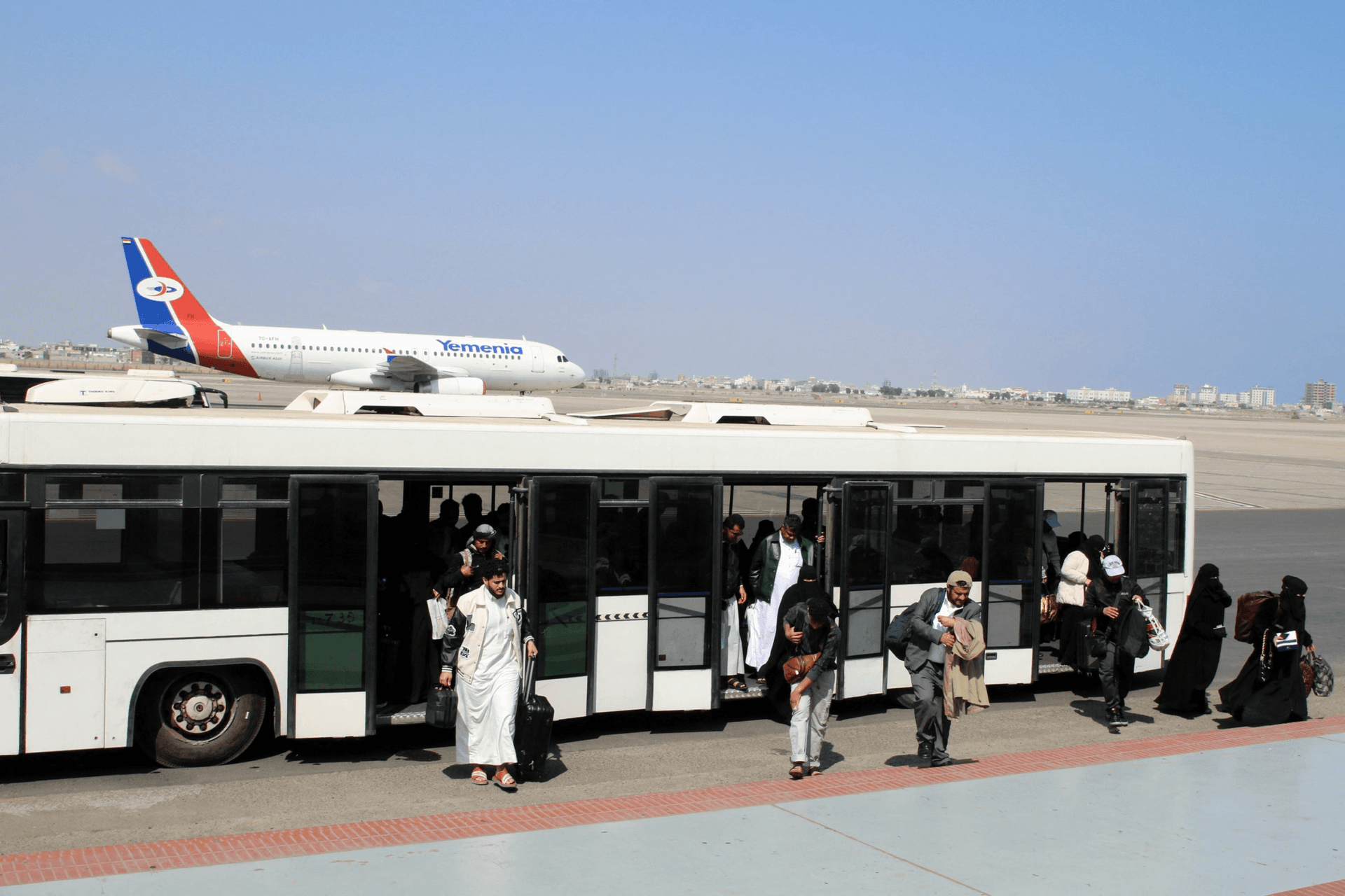 تحذير سعودي من إغلاق مطار عدن واتّهام الإمارات بحرق وثائق مطار الريان