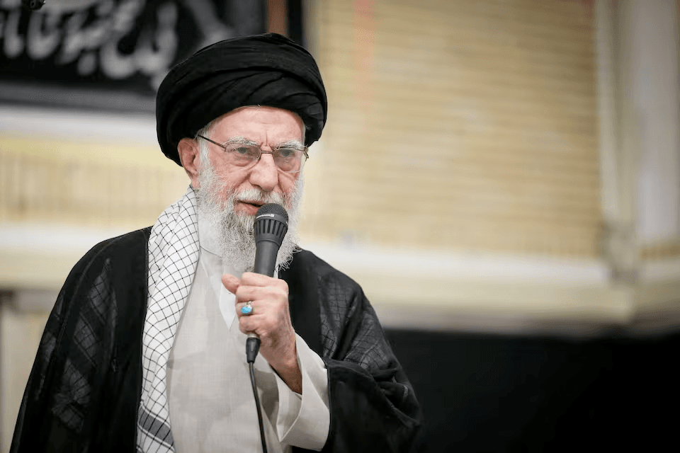 خامنئي يرد على تهديدات ترامب: هل تواجه إيران تدخلًا أميركيًا مباشرًا؟