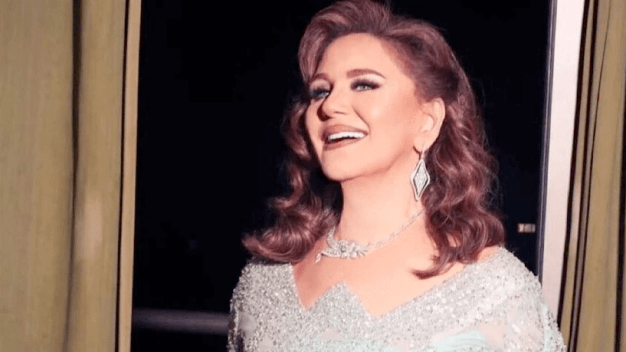 ميادة الحناوي تُطل بإطلالة شبابية في صور حديثة.. هل لجأت للتجميل أم الفوتوشوب؟