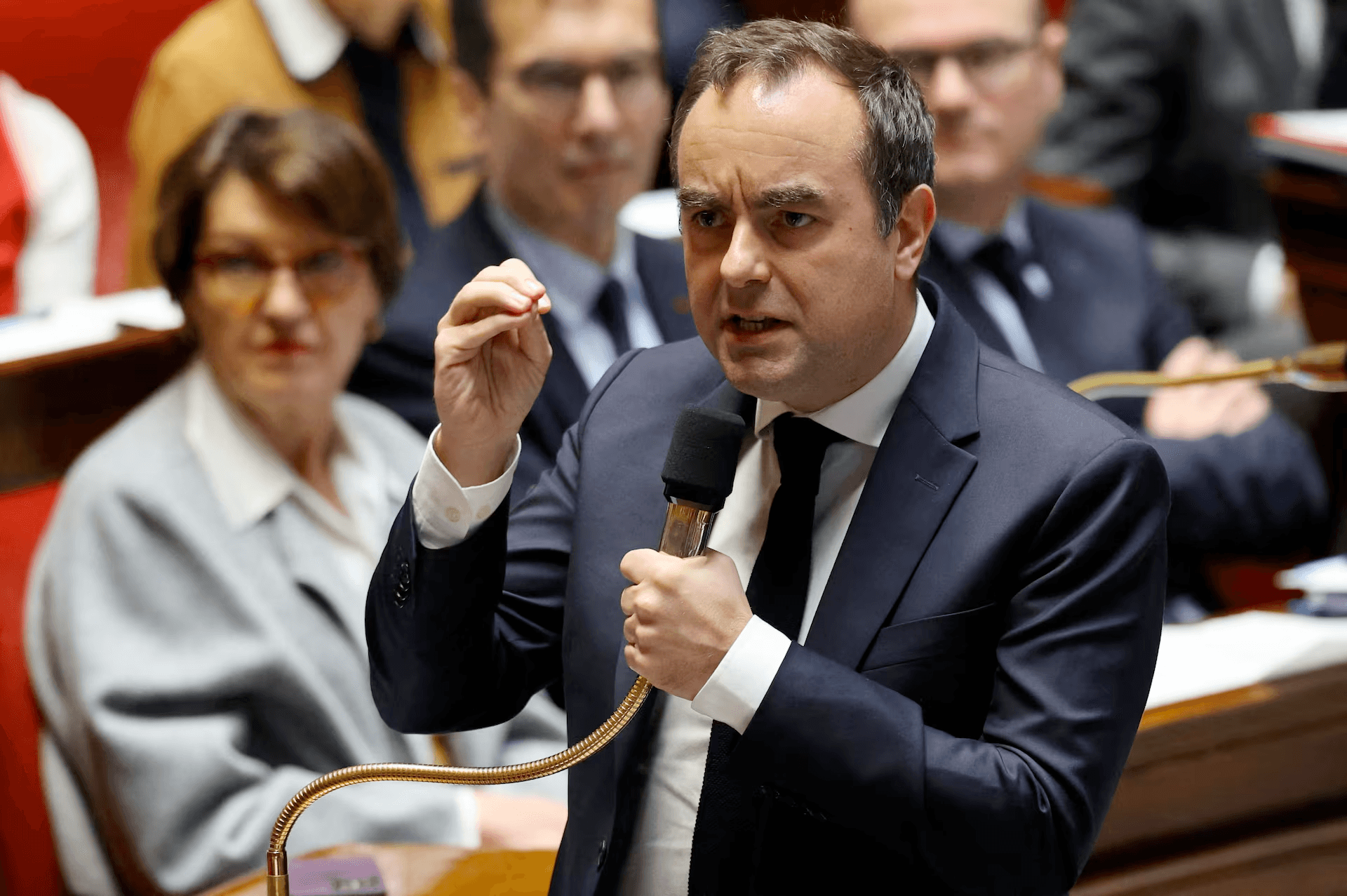 نجاة حكومة فرنسا من السقوط تشعل صراع ميزانية 2026