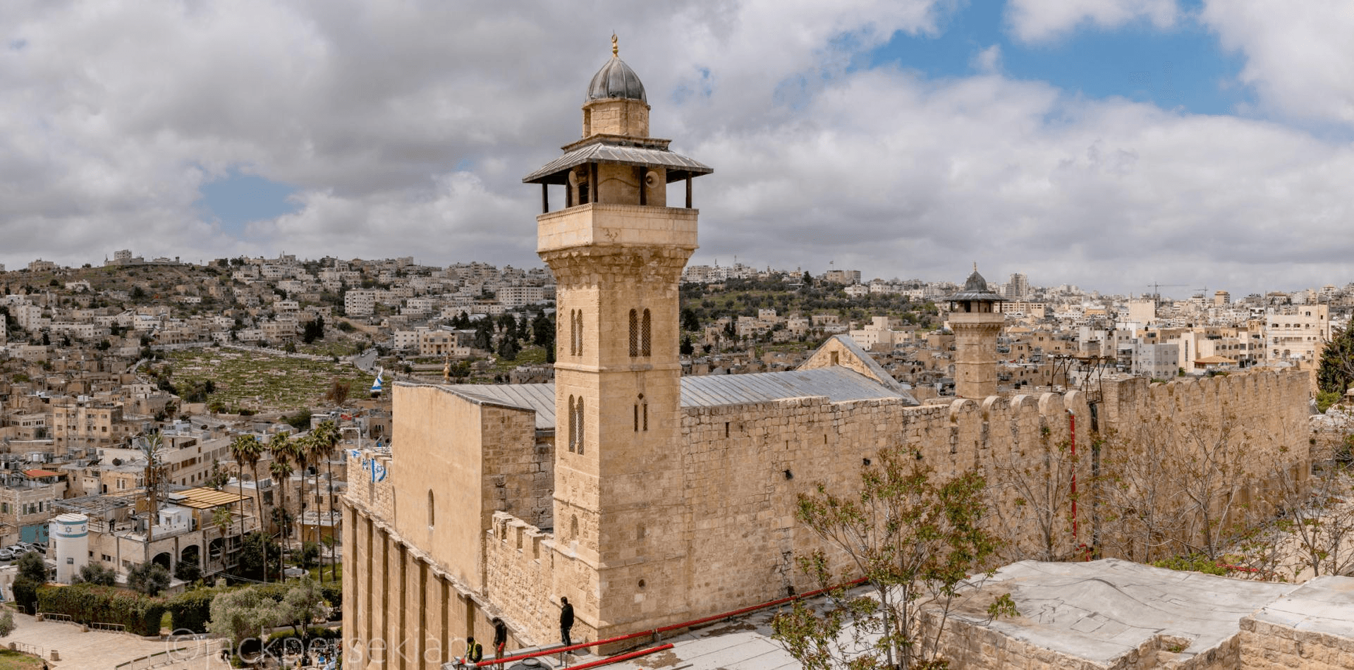 هندسة التهويد: الحرم الإبراهيمي من مجزرة 1994 إلى حصار 2026