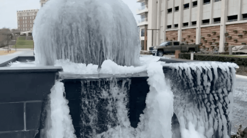 هل يجتاح “إعصار القنبلة” أميركا؟ صقيع شديد يحوّل نوافير المياه إلى جليد