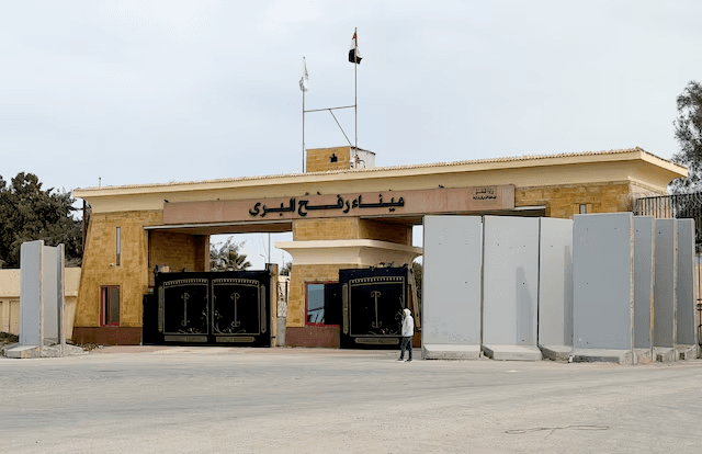 هل يكسر فتح معبر رفح الحصار؟ إسرائيل تعيد تشغيله بقيود أمنية مشددة