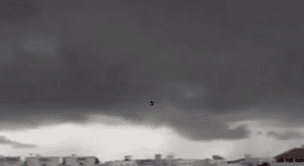 غيمة مفاجئة تحجب شمس أبوظبي وتحوّل النهار إلى ليل