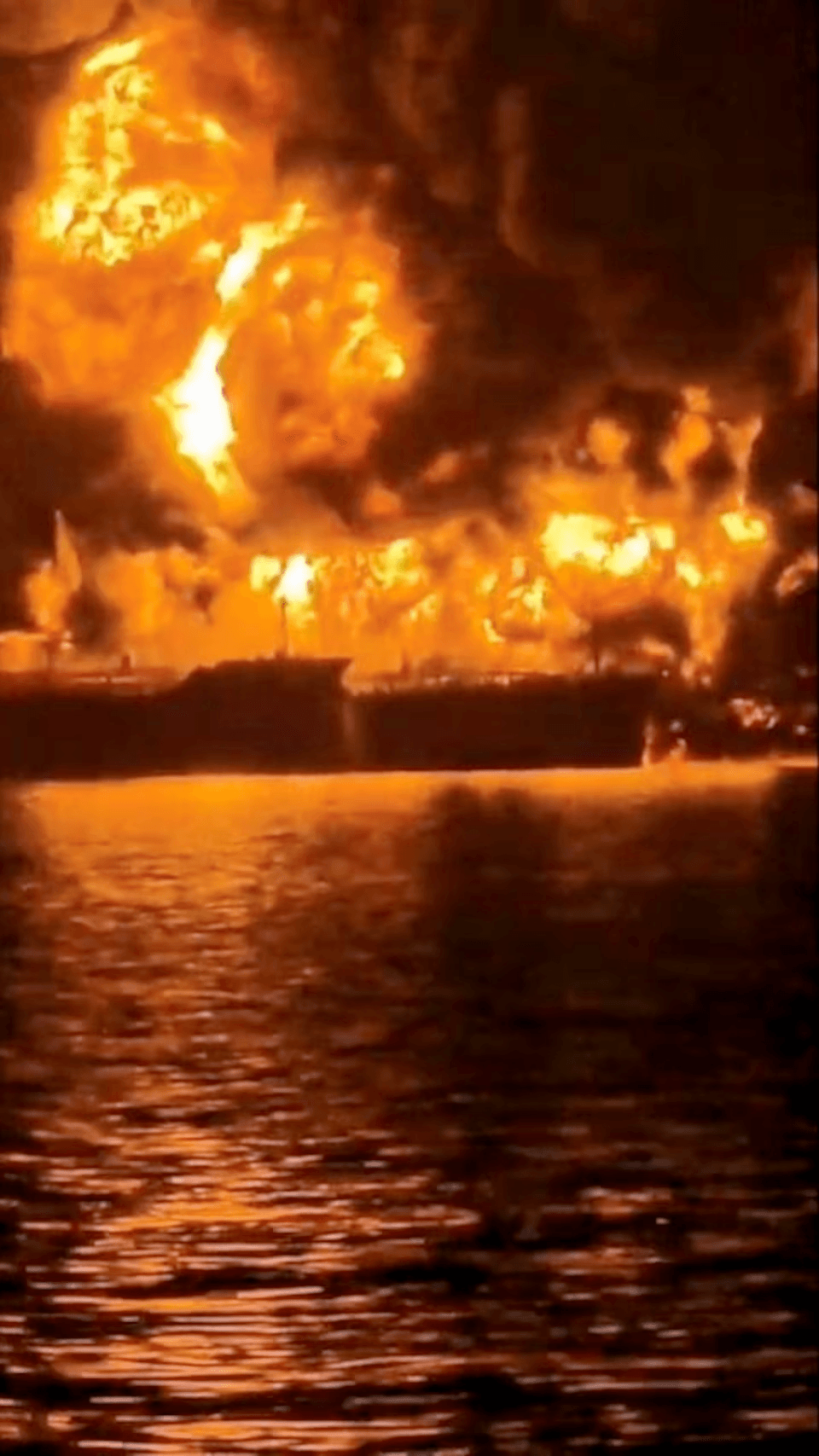 هل الناقلة الأميركية قرب العراق كانت هدفًا متعمدًا؟ زوارق مسيرة تشعل النيران!