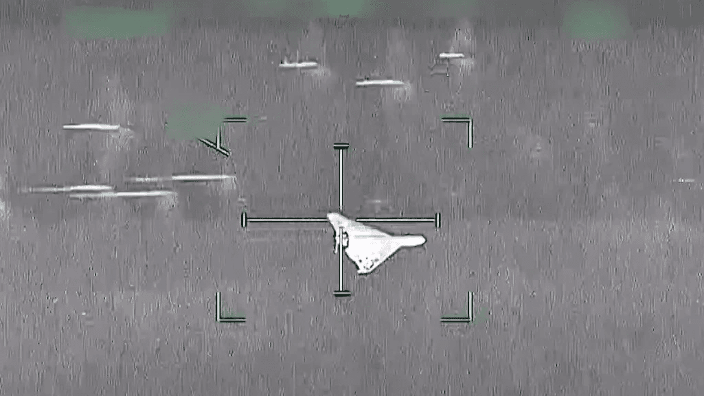 الإمارات تتصدى لتهديد صاروخي الآن وسط تحذيرات للسكان