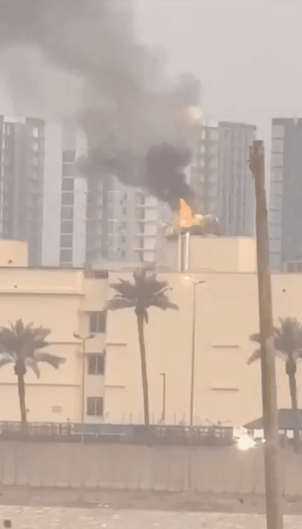 تصاعد الدخان وصواريخ وطائرات مسيرة تضرب السفارة الأمريكية في بغداد