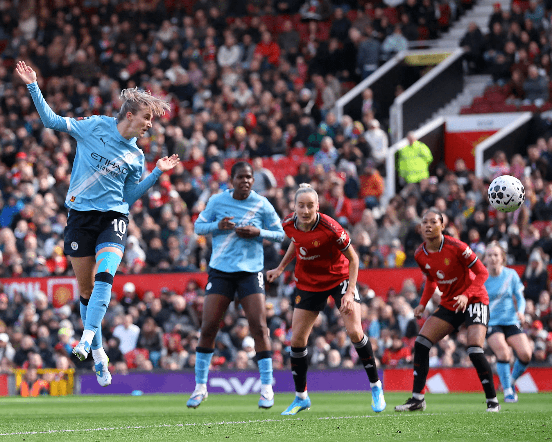 فيفيان ميديما تقود مانشستر سيتي لفوز ساحق في ديربي مانشستر