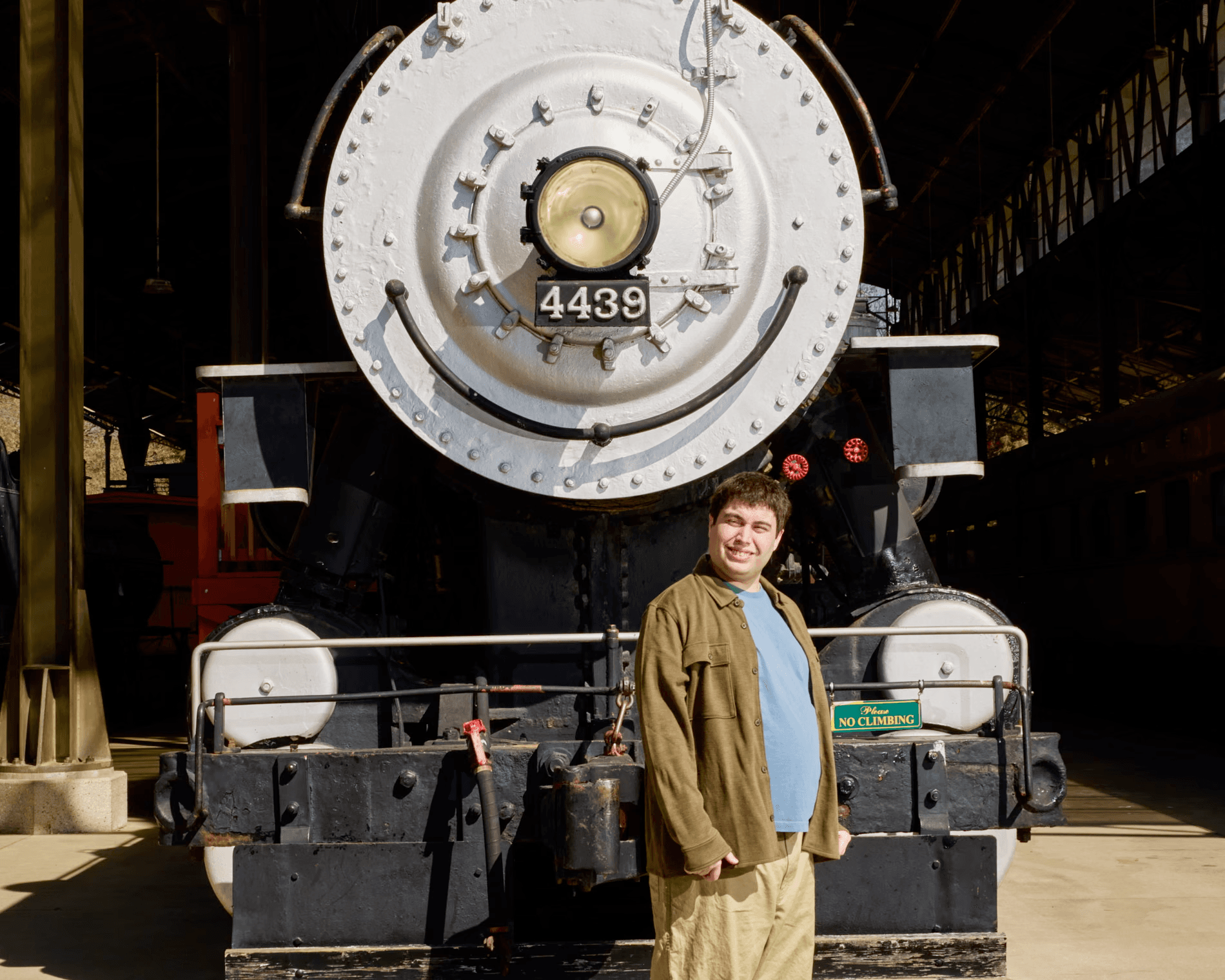 وودي براون: الروائي المصاب بالتوحد يجد صوته بعد صمت طويل