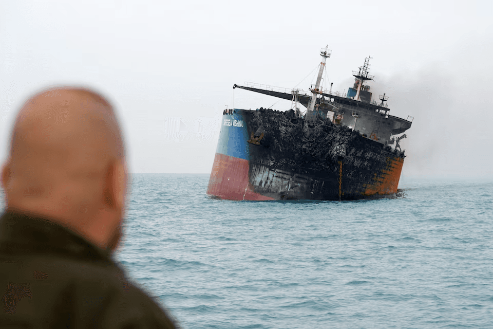 ناقلتا نفط تشتعلان قرب العراق.. هجمات إيران تصعّد أسعار النفط وتزلزل الشرق الأوسط