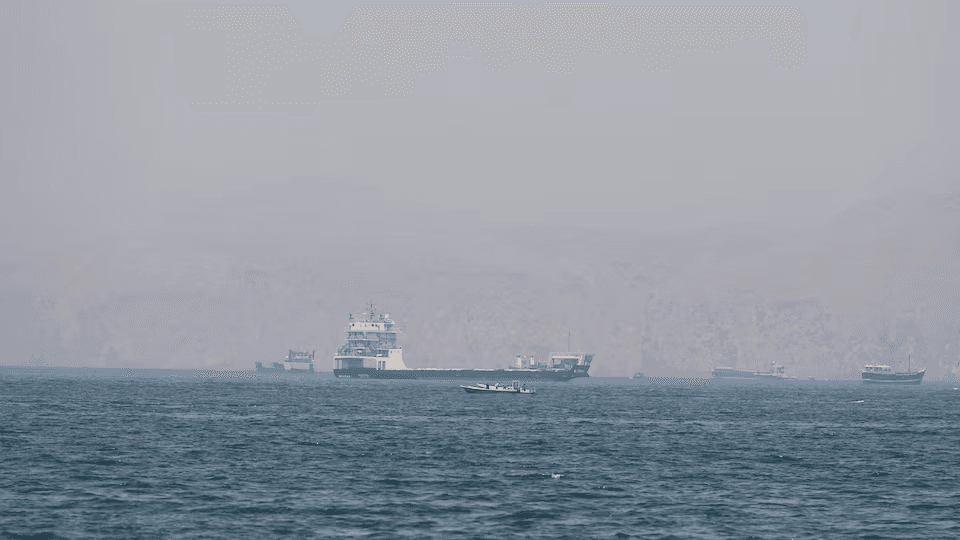 إيران تصعّد في هرمز بعد قرار ترامب.. هل يرد؟