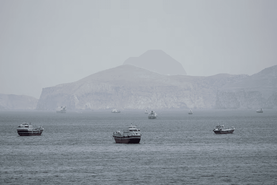 إيران تستعرض سيطرتها على مضيق هرمز.. وإسرائيل تهدد بتصعيد عسكري