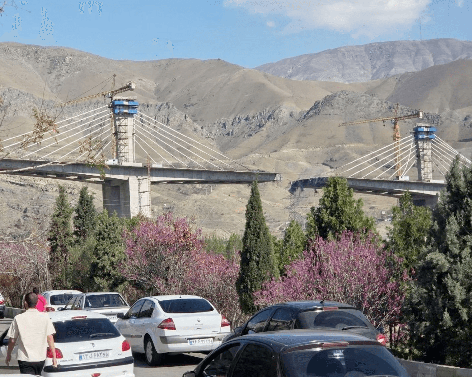 بعد تدمير أكبر جسر في إيران.. بماذا هدد ترامب طهران؟