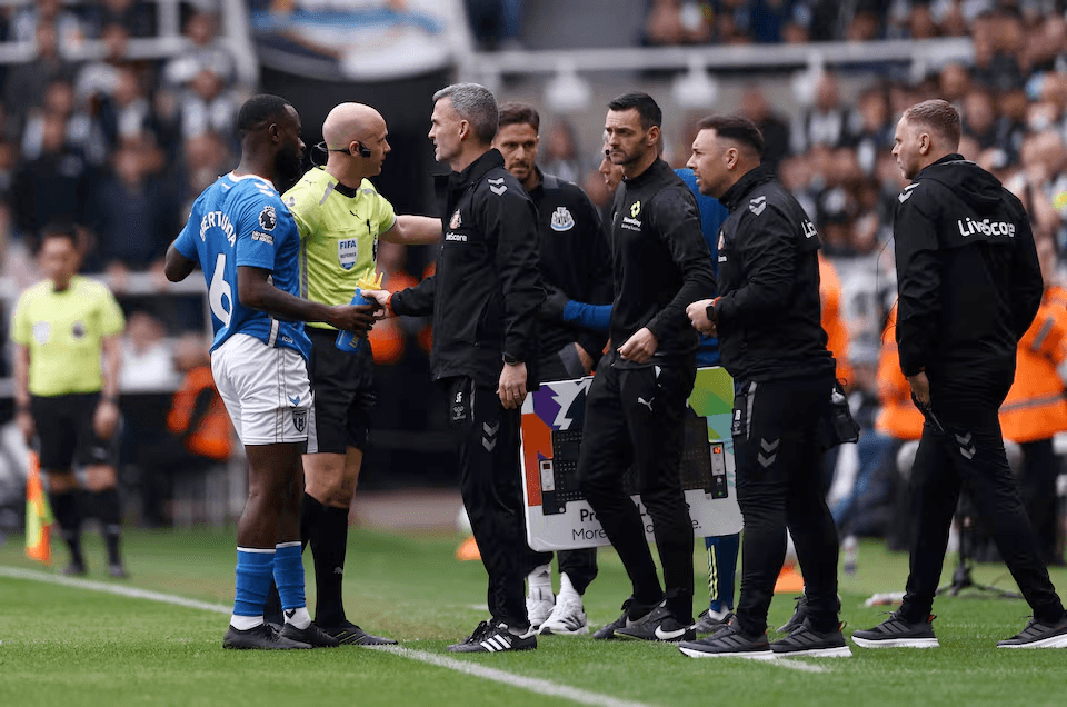 إساءة عنصرية توقف المباراة.. اعتقال مشجع في الدوري الإنجليزي