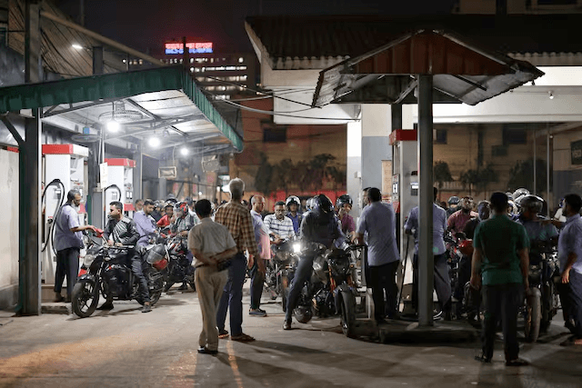 من الخليج إلى داكا.. كيف أشعلت حرب إيران أسعار الوقود؟