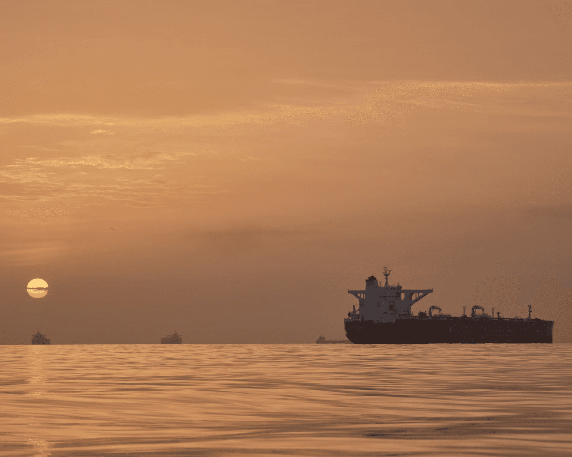 تصعيد خطير: واشنطن تحتجز سفينة إيرانية وطهران تتوعد بالرد