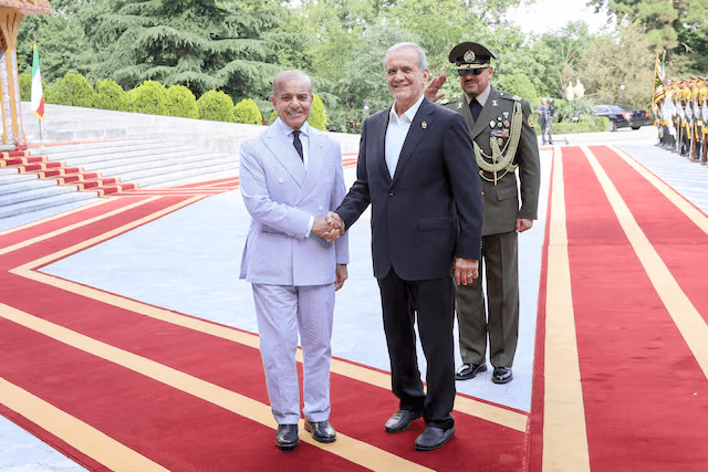 شهباز شريف يبحث مع بزشكيان أزمة الخليج: هل تنجح باكستان في احتواء التصعيد؟