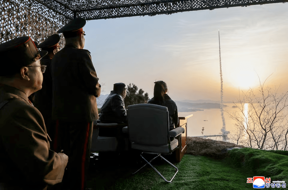 بيونغ يانغ تصعّد… تجارب صاروخية بإشراف كيم وإدانات غربية متصاعدة