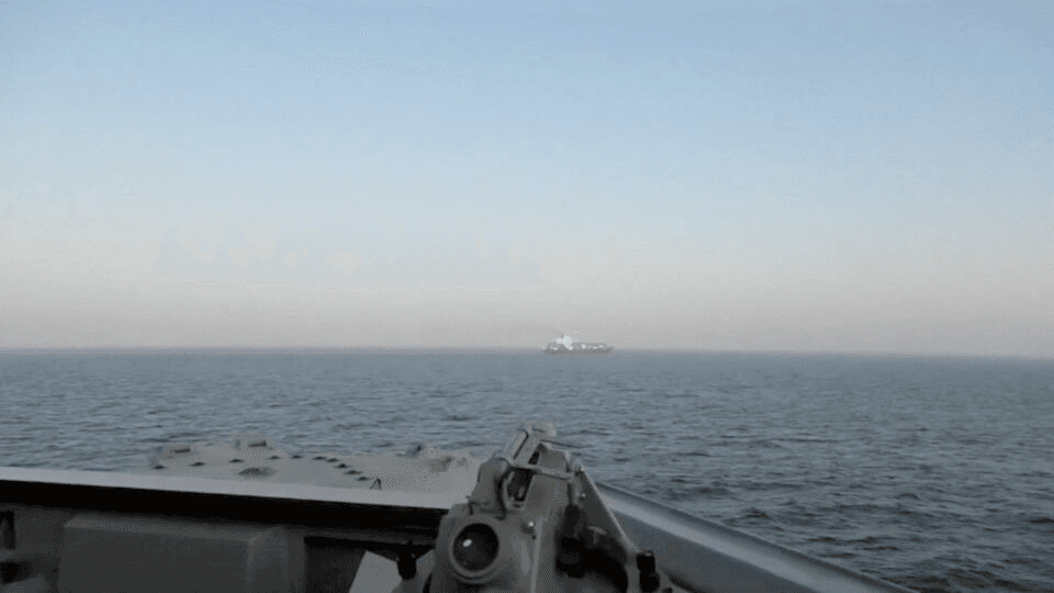 العالم يحبس أنفاسه… ما مصير الهدنة بين واشنطن وإيران بعد احتجاز سفينة؟